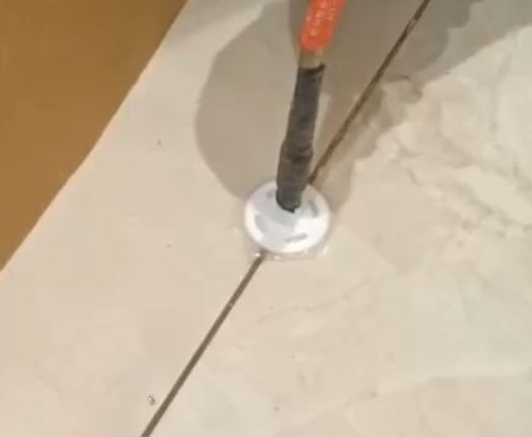 三水瓷砖空鼓维修公司专业解答瓷砖在铺贴过程中，如果没有涂抹均匀到位的粘结材料（如水泥砂浆或瓷砖胶），可能会导致以下问题