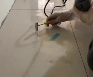 三水瓷砖开裂维修公司专业分享瓷砖在铺贴前如果没有沥干水分，将会导致以下问题